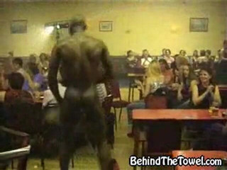 Behind The Towel: Mosse epiche della spogliarellista più eccitante della città