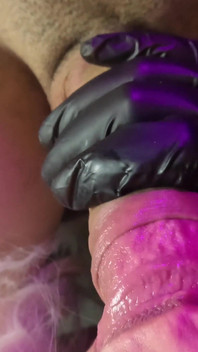 Fpov: लेटेक्स दस्ताने और गन्दा लंड जो मोटा भार सहता है।