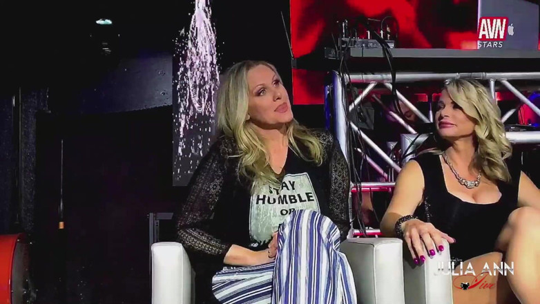 Julia Ann: รอบชิงชนะเลิศ Avn Roast ของกู!