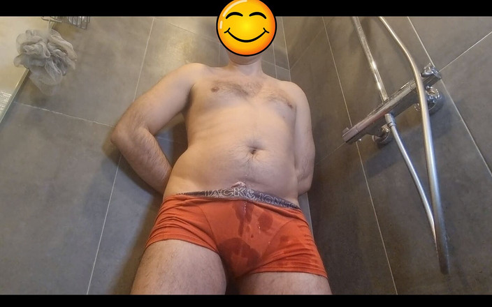 ShyCummerBoy: Pinkeln auf meinen bauch und in meine Unterwäsche in der...