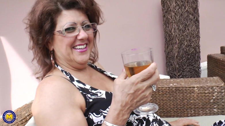 Mature NL: Tre Donne Mature Si Leccano Le Fighe E I Culi...