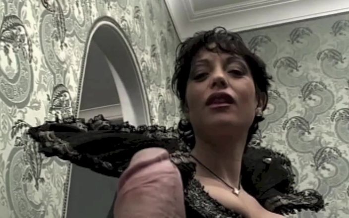 Inthe MILF room: Ein großer schwanz zum lutschen und in den arsch für...