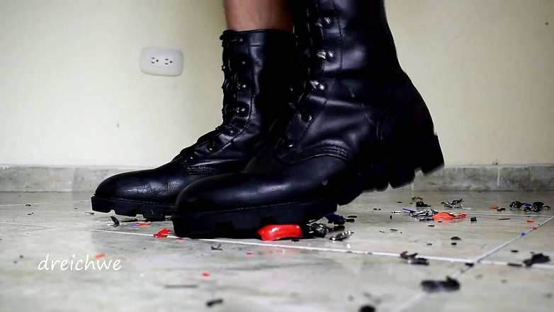 Dreichwe: Destruyendo algunos autos con mis botas
