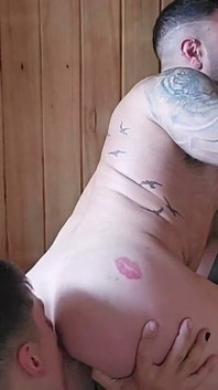 Baiser dans le sauna avec un hétérosexuel