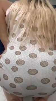 Moja macocha przyłapała mnie na masturbacji i dała mi pyszne loda i połyka mleko