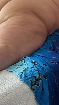 Mme Zina Gabon permet à son amant à grosse bite noire de la masser et de la baiser profondément et bien pour un creampie par une grosse bite noire