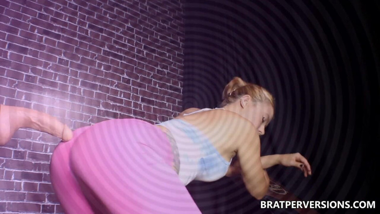 Brat Perversions: Pembe yoga pantolon götünü sikiyor