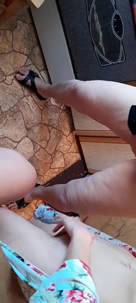 Drei wohnheimbewohner wichsen ihre muschis in der geteilten Küche