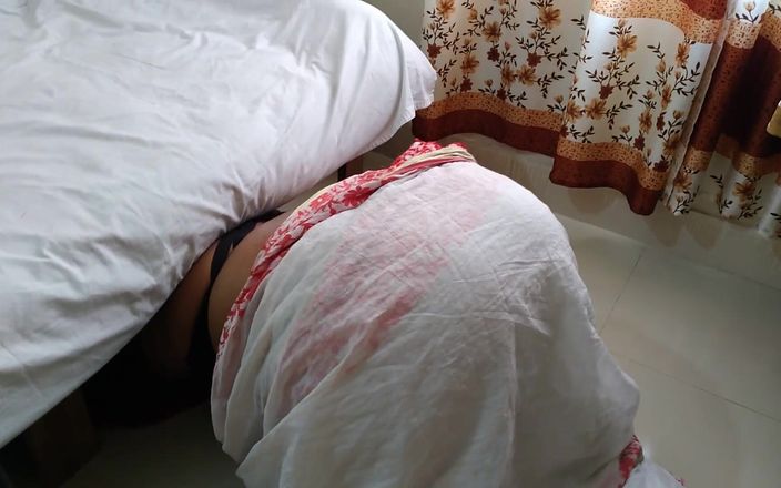 Aria Mia: Пакистанская горячая мачеха застряла во время подметания под кроватью, когда пасынок трахает ее и кончает из ее большой задницы