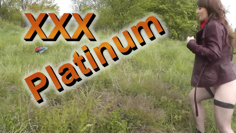 XXX-Platinum: パンティーのないストッキングの美しい熟女は電車の前で服を着替えます
