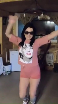 Fata de la birou folosește un masaj pentru a se masturba până la un orgasm sălbatic - secretară sexy în ciorapi freacă pizda