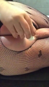 Perempuan jalang seksi Yunani bermain dengan pantyhose dan dildo besar di dalamnya dan menjerit orgasme dubur