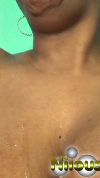 Antara bibirku yang lebat: Nilou Achtland