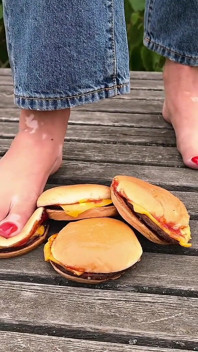 砕くハンバーガー