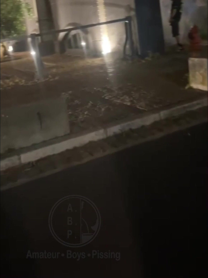 AmateurBoysPissing: Compilação De Rapazes Amadores Mijando Na Rua