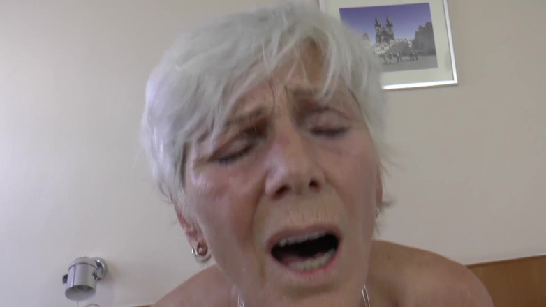 Mature Climax - 100% Mature Videos: Une vieille tatouée se fait baiser dans la chambre d'hôtel