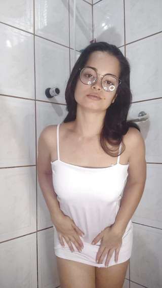 Lunah Blanc: Cewek hot rambut cokelat lagi asik pamer tubuh aduhainya di...