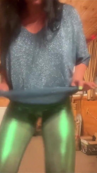 Tarian cameltoe berkilau mengusik