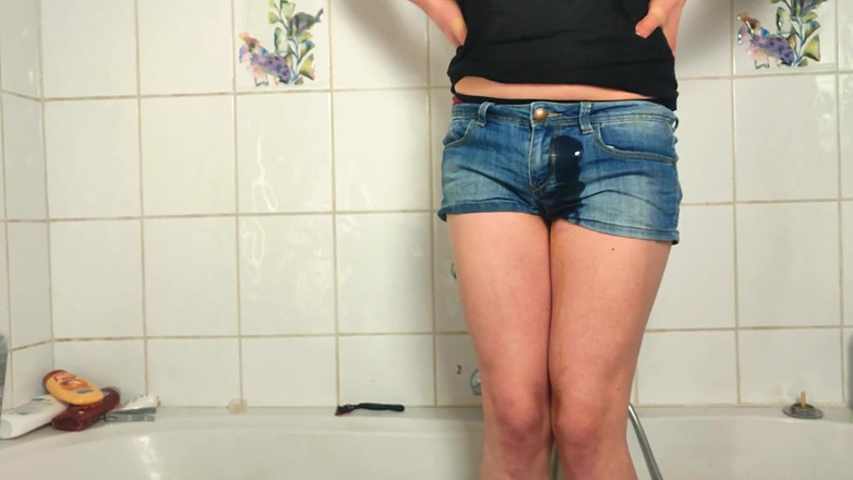 Sara B: Udă-mi blugii scurți, masturbează-te și ejaculează
