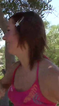 Jonge brunette babe wordt op het bed geneukt door een oudere kerel