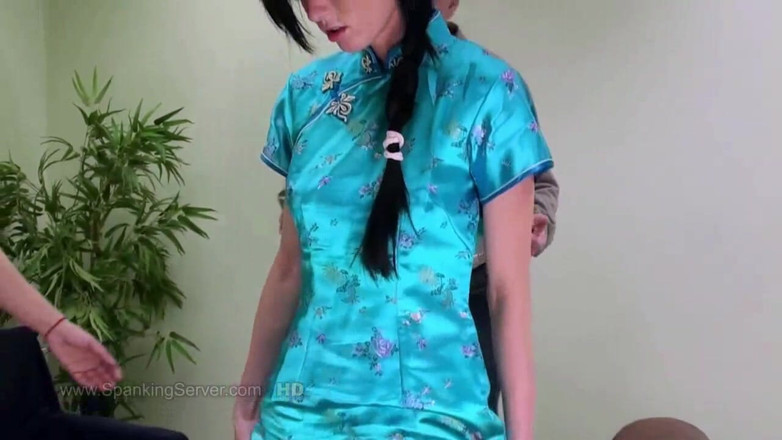 Spanking Server: Eileen Sue biciuie cu fundul