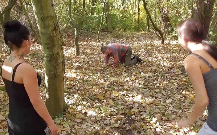 Femdom Austria: Entrenando a su vieja esclava en el bosque