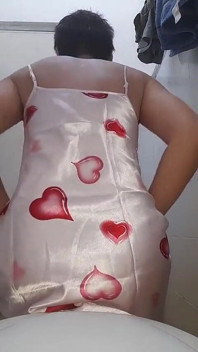 Xuất tinh sung sướng với bộ đồ lót satin đáng yêu
