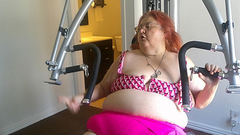 BBW nurse Vicki adventures with friends: La Bella Infermiera Vicki Grande Si Esercita in Palestra Parte 1