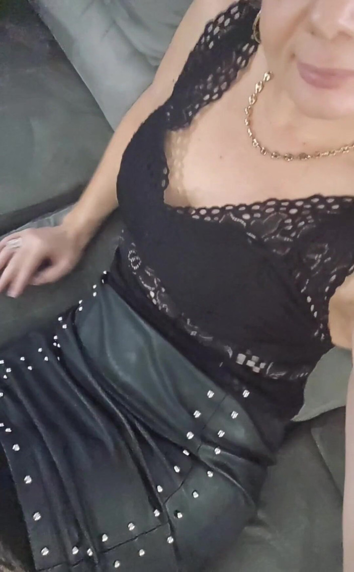 Sofy13: MILF se sexy koženou sukní - krátké video