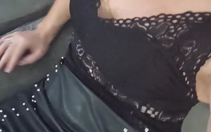 Fia studio: सेक्सी चमड़े की स्कर्ट वाली चोदने लायक मम्मी - छोटा वीडियो