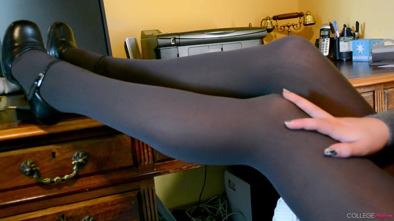 College Uniform: Dalam Grey menampilkan Tamsin K