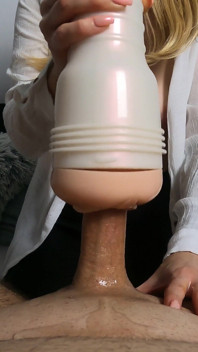 Doğal memeli orta yaşlı seksi kadın bana Fleshlight ile elle muamele çekiyor. İki kez boşaldım