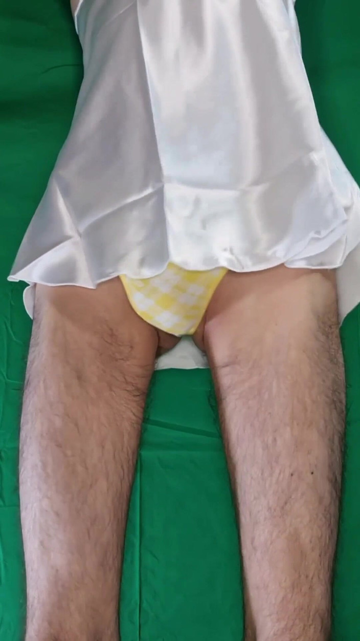 HeIsSooThin: Żółte stringi w kratę i satynowa biała koszula nocna