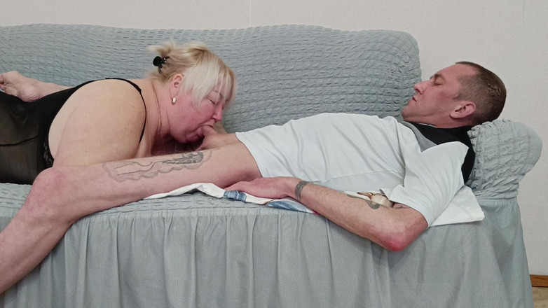 Zona901: Macocha ugniata gardło z głębokim lodzikiem i połyka spermę