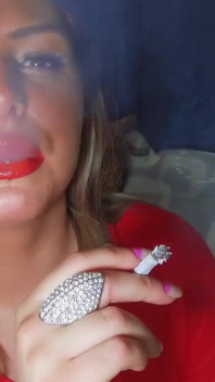 Britanică Chav care fumează cu ruj roșu