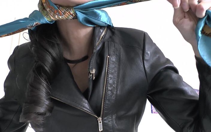Lady Victoria Valente: Spectacol de modă cu căști din satin, ejaculare pe cap...