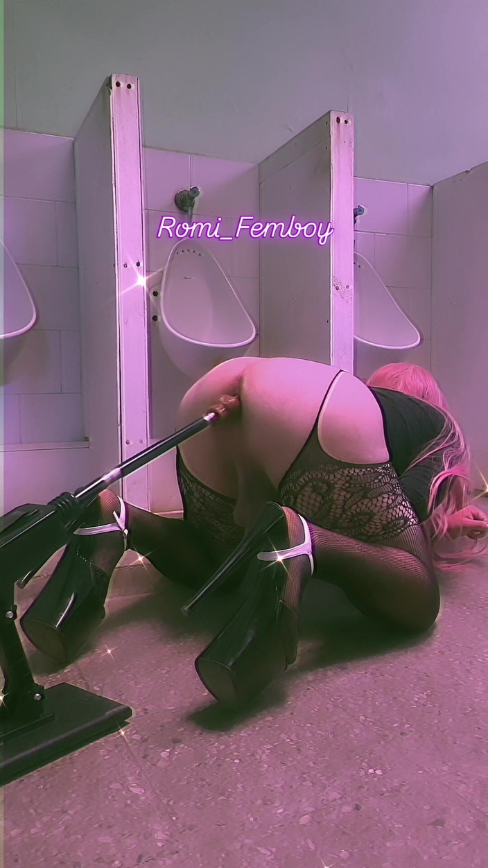 Romi femboy: Mladá sexy fem se penetruje sexuálním strojem