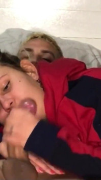 18 岁的继妹嘴里有大量精液