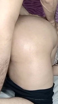 Netu nigdy nie spodziewał się takiego twardego seksu analnego przez mężulek w trójkącie z Sarą w Doggystyle jebanie