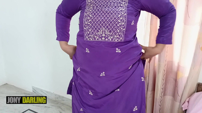 Jony Darling: Mẹ kế khỏa thân mặc bộ đồ punjabi và khiêu vũ...