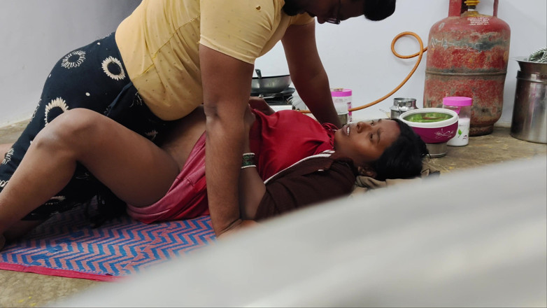 Premi pooja: La zia indiana oggi sera sesso - il villaggio Bhabhi si è...