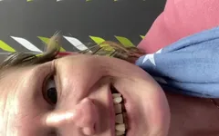 Berdiri sambil kencing di balik ponselku, aku ngasih kamu video close-up yang luar biasa - pov - lubang intipku