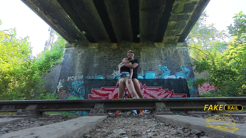 Fake Rail: Alice Maze Fake Rail. Rimorchiata E Scopata Alla Stazione Ferroviaria