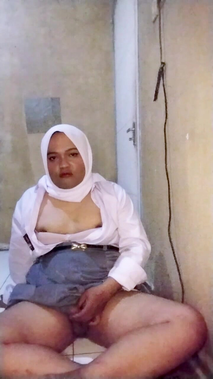 Ivvy Crossdresser: Waria Hijab Menggunakan Seragam Sma (lagi), Penuhi Fantasi Liar Fansnya