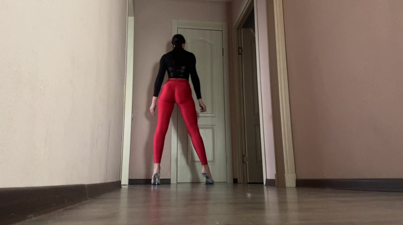 Skinny_lady69: Asmr, herrin in Latex und roten leggings, reitet über den raum