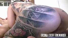 Tatuada asiática cadela Momo fode bbc