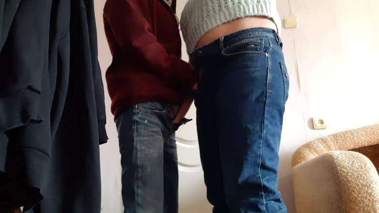 Lesbian-candys: Stiefzussen masturberen elkaar en komen tegelijkertijd luid klaar