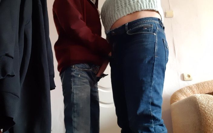 Lesbian-candys: 서로 자위하고 동시에 큰 소리로 사정하는 의붓여동생