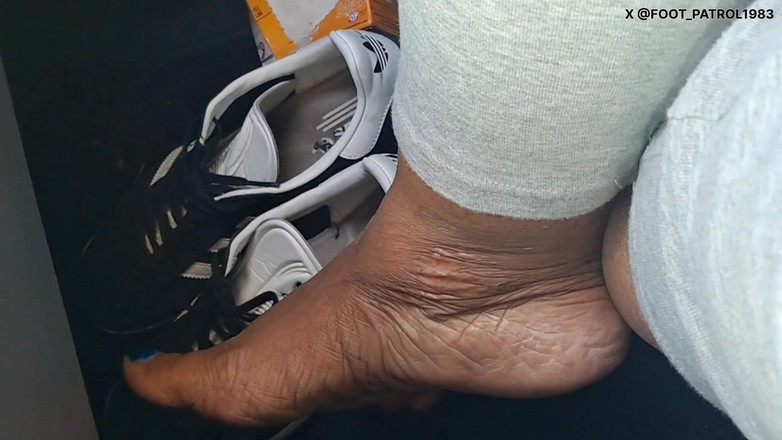 Foot Patrol: 裸足の乗客の青いつま先の車内での足遊び