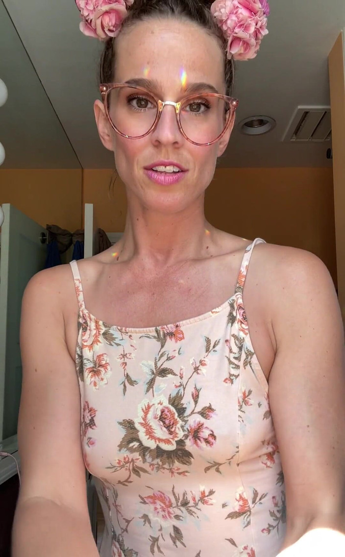 VibeWithMommy: Joi madrasta fica brava com você por tirar sarro de...